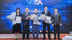 Lãnh đạo Hội Truyền thông số Việt Nam chúc mừng Ban điều hành Liên minh Sáng tạo nội dung số: Ông Tạ Mạnh Hoàng, Chủ tịch (đứng giữa), ông Hoàng Đình Chung (Phó Chủ tịch thường trực- thứ 2 từ phải sang), bà Quyên Phạm (Phó Chủ tịch - Tổng thư ký, ngoài cùng bên trái)