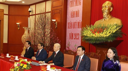 Tổng Bí thư Nguyễn Phú Trọng cùng các đồng chí lãnh đạo Đảng, Nhà nước dự chúc Tết. 