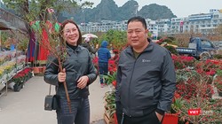 Nhiều người đã chọn được cho mình những cành hoa ưng ý tại hội hoa xuân.