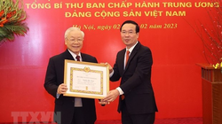 Ông Võ Văn Thưởng, Ủy viên Bộ Chính trị, Thường trực Ban Bí thư trao Huy hiệu 55 năm tuổi Đảng tặng Tổng Bí thư Nguyễn Phú Trọng. (Ảnh: Trí Dũng/TTXVN)