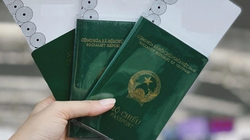 Với mẫu hộ chiếu gắn chip, chip điện tử sẽ được đặt trong bìa sau của quyển hộ chiếu.