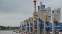 'Siêu' công trình cống thủy lợi Cái Lớn – Cái Bé, tại Kiên Giang là công trình thủy lợi lớn nhất Việt Nam, vốn đầu tư giai đoạn 1 hơn 3.300 tỉ đồng. Ảnh: Thanh Niên/Đình Tuyển.