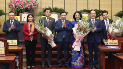 Bí thư Thành ủy Hà Nội Đinh Tiến Dũng và các lãnh đạo TP chúc mừng tân Phó Chủ tịch Vũ Thu Hà (thứ ba, phải sang) và các cán bộ vừa được bầu giữ các cương vị mới.