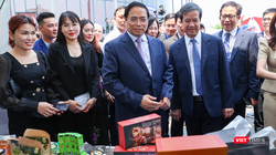 Đi thăm các sản phẩm khởi nghiệp, Thủ tướng bày tỏ: Khát vọng khởi nghiệp dù lớn lao hay nhỏ bé đều rất đáng khích lệ.