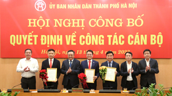 Lãnh đạo UBND Thành phố trao Quyết định và tặng hoa cho các cán bộ được bổ nhiệm