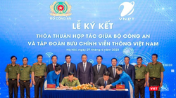 Đại diện lãnh đạo Bộ Công an và đại diện Tập đoàn VNPT ký hợp tác giữa hai bên.