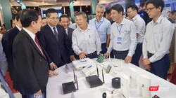 Các đại biểu tham quan gian hàng của VNPT tại Techfest vùng đồng bằng sông Hồng 2023.