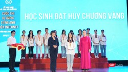 Bà Nguyễn Thị Mai Hữu (trái) và bà Lê Việt Thương Huyền - đại diện Tổng Công ty VTC trao huy chương Vàng cho các thí sinh.