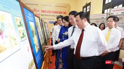 Giám đốc Học viện Chính trị quốc gia Hồ Chí Minh Nguyễn Xuân Thắng, Bộ trưởng Bộ Thông tin và Truyền thông Nguyễn Mạnh Hùng, Thứ trưởng Bộ Văn hoá, Thể thao và Du lịch Trịnh Thị Thuỷ và các đại biểu tham quan triển lãm. 