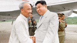 Chủ tịch Kim Nhật Thành chào đón Chủ tịch Hồ Chí Minh sang thăm Triều Tiên.