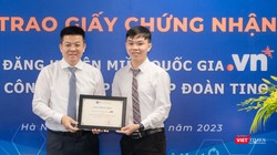 Ông Nguyễn Hồng Thắng – Giám đốc VNNIC trao Giấy chứng nhận Nhà đăng ký tên miền quốc gia “.vn” cho Công ty cổ phần tập đoàn TINO.