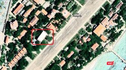 Cho đến tối nay (11/7), trên ứng dụng Google Map, hình ảnh lá quốc kỳ chưa xuất hiện trở lại trên nhà hội trường đảo Trường Sa Lớn.