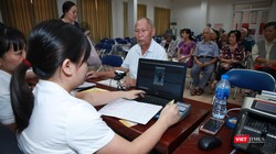 Người dân nhận lương hưu và trợ cấp bảo hiểm xã hội.