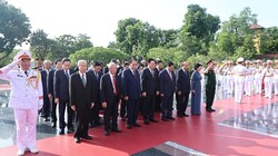 Trong không khí trang nghiêm, thành kính, các đại biểu nghiêng mình tưởng nhớ những người con ưu tú của dân tộc - Ảnh: VGP/Nhật Bắc