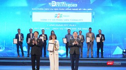 Bà Tô Nam Phương - Giám đốc Đối ngoại FPT Telecom đại diện lên nhận giải thưởng.