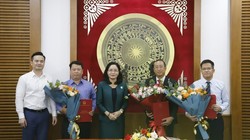 Thứ trưởng Bộ VHTTDL Trịnh Thị Thủy trao các quyết định bổ nhiệm cán bộ.