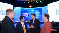 Ông Trương Gia Bình - Chủ tịch HĐQT FPT và TS. Andrew Ng được mệnh danh là "thiên tài AI" trao đổi tại sự kiện FPT Techday 2023.