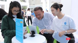 Thanh niên và người cao tuổi trải nghiệm các hướng dẫn an toàn mạng.