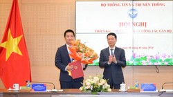 Bộ trưởng Nguyễn Mạnh Hùng trao Quyết định bổ nhiệm Phó Cục trưởng và giao quyền Cục trưởng Cục Chuyển đổi số quốc gia cho ông Hồ Đức Thắng - Giám đốc Trung tâm Thông tin (Ủy ban Quản lý vốn nhà nước tại doanh nghiệp).