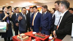 Chủ tịch Trần Sỹ Thanh trao đổi với các chuyên gia tại một hội nghị quốc tế về ứng dụng công nghệ xây dựng TP. thông minh.