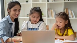 Bộ Chính trị ban hành Nghị quyết 71-NQ/TW, xác định giáo dục là quốc sách hàng đầu.