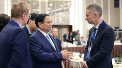 Thủ tướng trao đổi với đại diện doanh nghiệp tham dự tọa đàm.