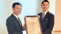 Bộ trưởng Nguyễn Mạnh Hùng và Chủ tịch kiêm Tổng Giám đốc Tập đoàn NTT Docomo.