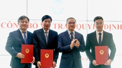 Thứ trưởng Bộ TT&TT Phan Tâm trao quyết định cho 3 cán bộ được bổ nhiệm.