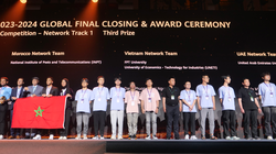 Đội Việt Nam (thứ 9 và 10 từ trái sang) nhận giải Ba toàn cầu ở nội dung Network Track tại cuộc thi Huawei ICT Competition 2023 - 2024