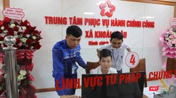 Cán bộ của VNPT hỗ trợ kỹ thuật tại một trung tâm hành chính công của xã Khoái Châu.