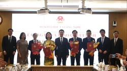 Bộ trưởng Nguyễn Mạnh Hùng và các Thứ trưởng chúc mừng cán bộ được nhận Quyết định.