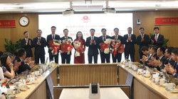 Bộ trưởng Nguyễn Mạnh Hùng, các Thứ trưởng tặng hoa và chúc mừng các cán bộ được bổ nhiệm. Ảnh: Bộ KH&CN.