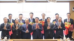 Bộ trưởng Bộ KH&CN Nguyễn Mạnh Hùng cùng các Thứ trưởng chúc mừng lãnh đạo vừa được điều động, bổ nhiệm.