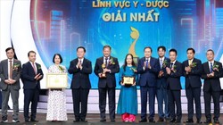 Chủ tịch Quốc hội Trần Thanh Mẫn, Trưởng Ban Tuyên giáo và Dân vận Trung ương Nguyễn Trọng Nghĩa trao giải cho Nhóm tác giả TS.BS Dương Đức Hùng và cộng sự, Bệnh viện Hữu nghị Việt Đức.