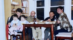 Bạch Ngọc Chiến (thứ hai từ phải sang) gặp Kevin Baerson và người viết chính của "Country Report" (bìa trái) (Ảnh do nhân vật cung cấp)