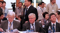 GS Carl Thayer tại Hội thảo Biển Đông lần thứ 2, 2010. Đằng sau ông là TS Vương Hàn Lĩnh, người gây ra phát ngôn tranh cãi rằng Việt Nam là thuộc quốc của Trung Hoa. Ảnh Huỳnh Phan.