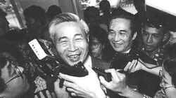 Bộ trưởng Nguyễn Cơ Thạch với báo chí quốc tế. Ảnh Internet.