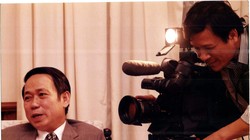 Nhà báo Nguyễn Văn Vinh quay cố Thứ trưởng Lê Mai trước giờ đàm phán. Copyright Nguyễn Văn Vinh