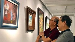 Nguyễn Thiều Quang xem tranh cùng nhà báo Trương Nhuận 