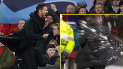 HLV Simeone bị ném đồ khi rời sân Old Trafford. Ảnh: BT Sport.