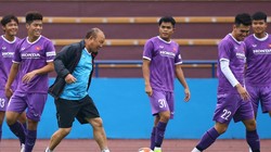 Thầy trò HLV Park Hang-seo tập luyện ở SVĐ Việt Trì (ảnh: báo Thanh Niên)