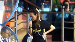 Bà Madam Pang chườm đá sau khi bị va chạm 