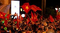 Khắp phố phường đều chật cứng NHM hò reo, ăn mừng