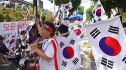 Người Hàn Quốc đang tự hỏi: Liệu các chaebol có nên có quyền lực trung tâm lớn như thế, gắn liền với chính phủ và được lãnh đạo bởi cả thế hệ dòng họ?  (Ảnh: AFP)