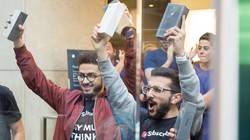 Những người đầu tiên trên thế giới có iPhone 8, 8 Plus (Ảnh: CNET)