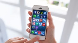 Apple vừa đưa ra lời xin lỗi vì đã bí mật hạn chế tốc độ của các mẫu iPhone cũ, nhằm giúp máy tránh bị sập nguồn đột ngột. (Ảnh: CNET)