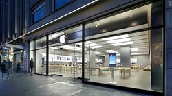 Cửa hàng Apple tại Zurich đã phải sơ tán vì pin một chiếc iPhone bốc khói. (Ảnh: CNN)