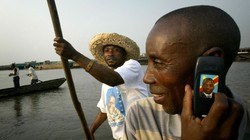 Thị phần điện thoại cục gạch đã tăng lên 61% vào năm 2017 từ mức 55,4% vào năm 2016, trong khi thị phần điện thoại thông minh giảm từ 39,6% xuống 39%. (Ảnh: Quartz)