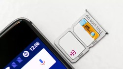 iPhone 2 SIM là điều khá ngạc nhiên vì Apple dường như không quá say mê với SIM kép. Vậy tại sao Apple lại thay đổi quyết định vào lúc này? (Ảnh: The Verge)