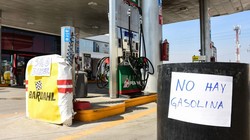 Một trạm xăng ở ngoại ô thủ đô Caracas đóng cửa vì thiếu nguồn cung (Ảnh: CNN)